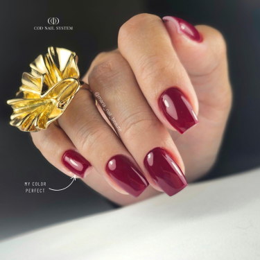 Pose carrée avec le My Color Perfect, bordeaux cerise