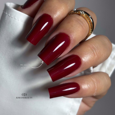 Pose carrée avec le My Color Perfect, bordeaux cerise