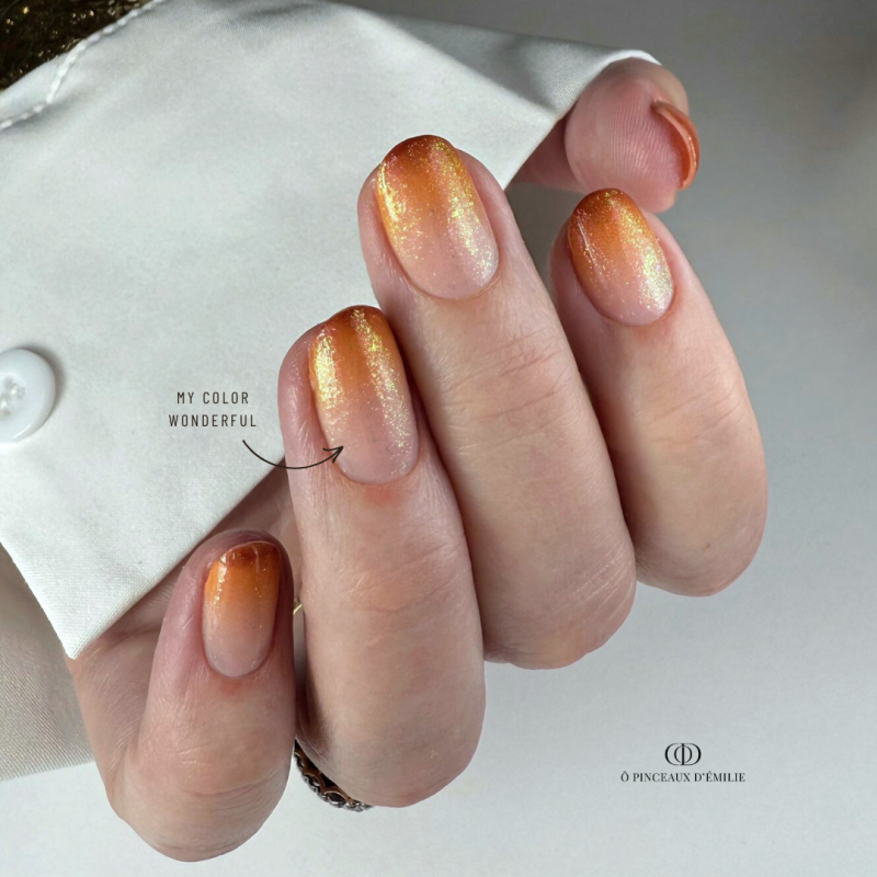 Pose d'ongles ovale avec le My Color Wonderful, blanc irisé aurora