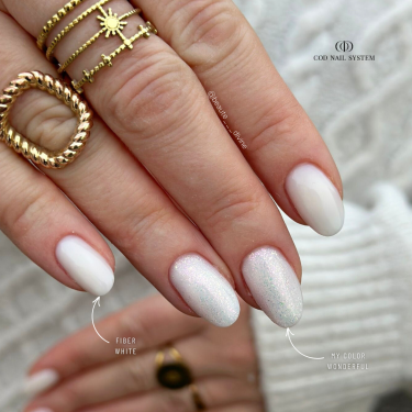 Pose d'ongles ovale avec le My Color Wonderful, blanc irisé aurora