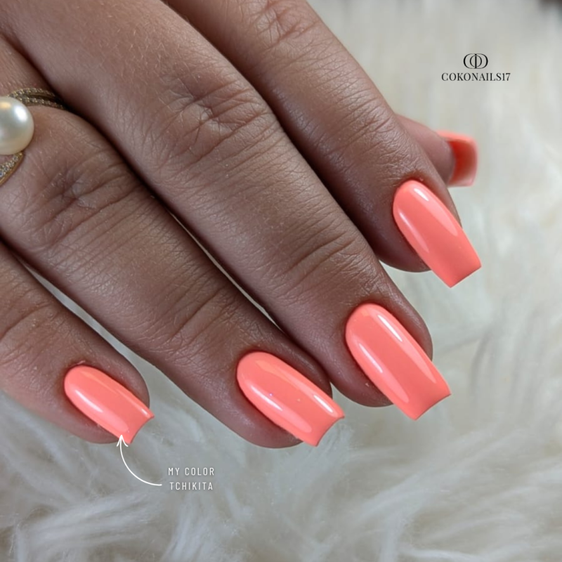 Pose d'ongles carrée avec le My Color Tchikita, orange corail néon pastel