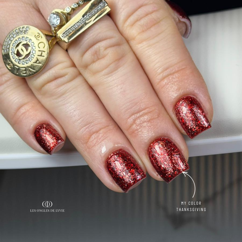 Pose carrée avec le My Color Thanksgiving, rouge pailleté flakes