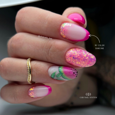 Pose d'ongle en amandes avec le My Color Dancing, rose fuchsia néon