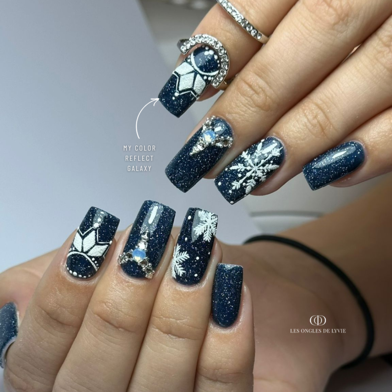 Pose d'ongles carrée avec le My Color Reflect Galaxy, bleu nuit reflective