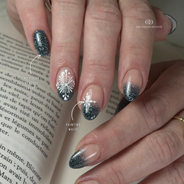 Pose d'ongles en amandes avec le My Color Reflect Galaxy, bleu nuit reflective