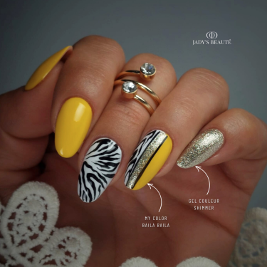 Pose d'ongles en amandes avec le My Color Baila Baila, jaune poussin