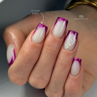 Pose d'ongles carrée avec le My Color Beauty, fuchsia pailleté