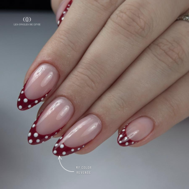 Pose d'ongles en amandes avec le My Color Revenge, rouge grenat