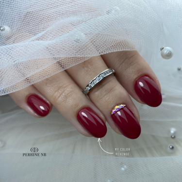 Pose d'ongles ovale avec le My Color Revenge, rouge grenat
