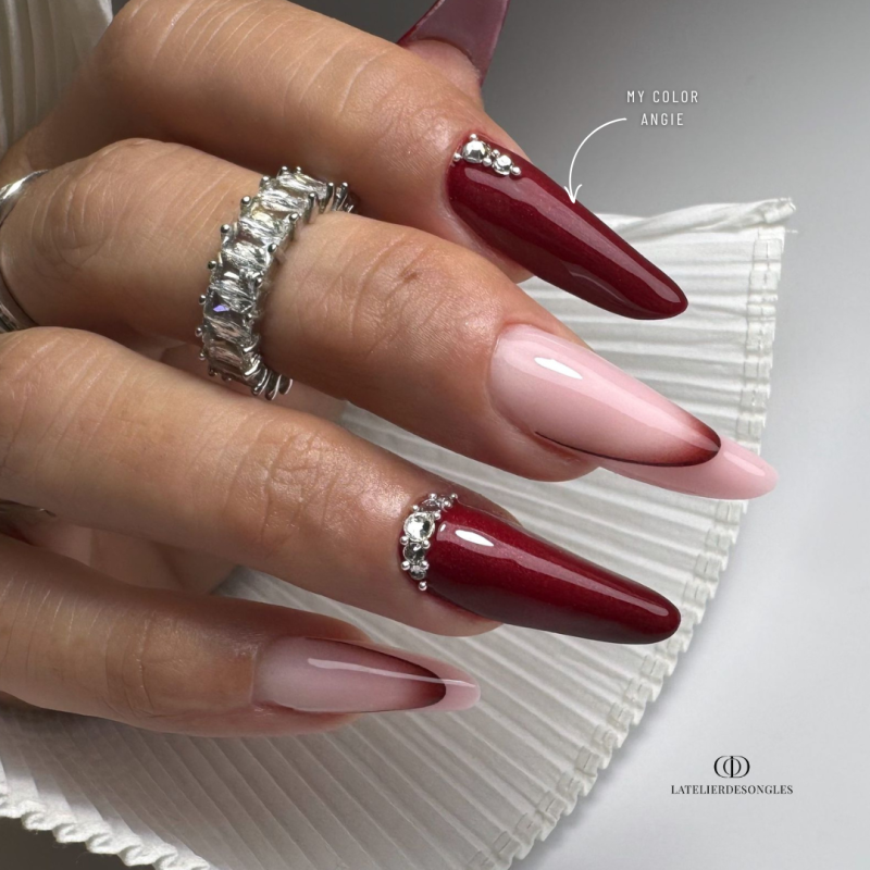 Pose en amandes modernes avec le My Color Angie, rouge irisé