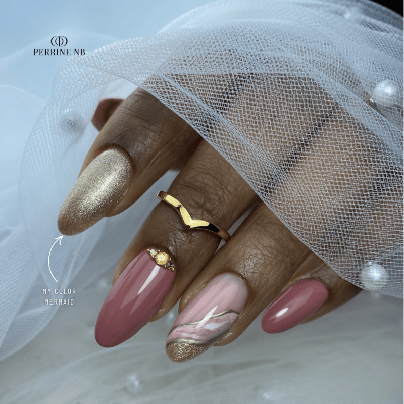 Pose en amandes avec le My Color Mermaid, doré diamanté