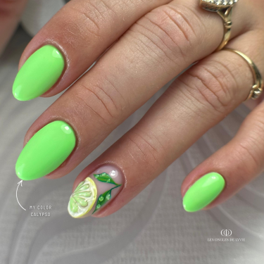 Pose d'ongles en amandes avec le My Color Calypso, vert néon