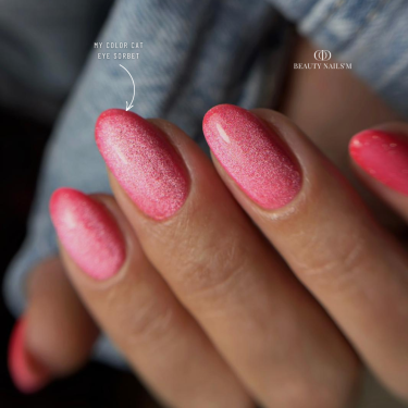 Pose d'ongles en amandes avec le My Color Cat Eye Sorbet