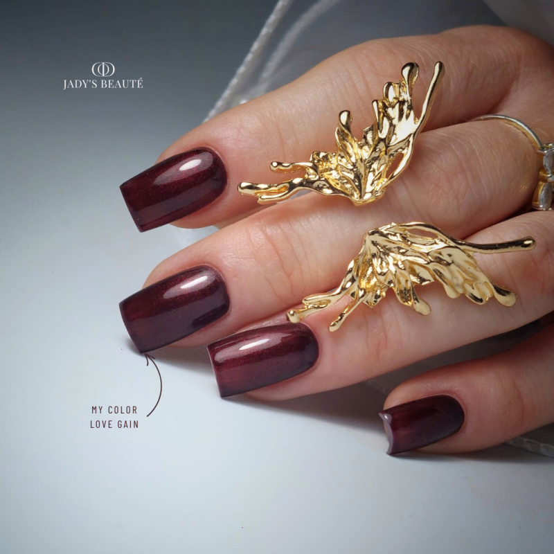 Pose d'ongles carrée avec le My Color Love Again, bordeaux foncé irisé