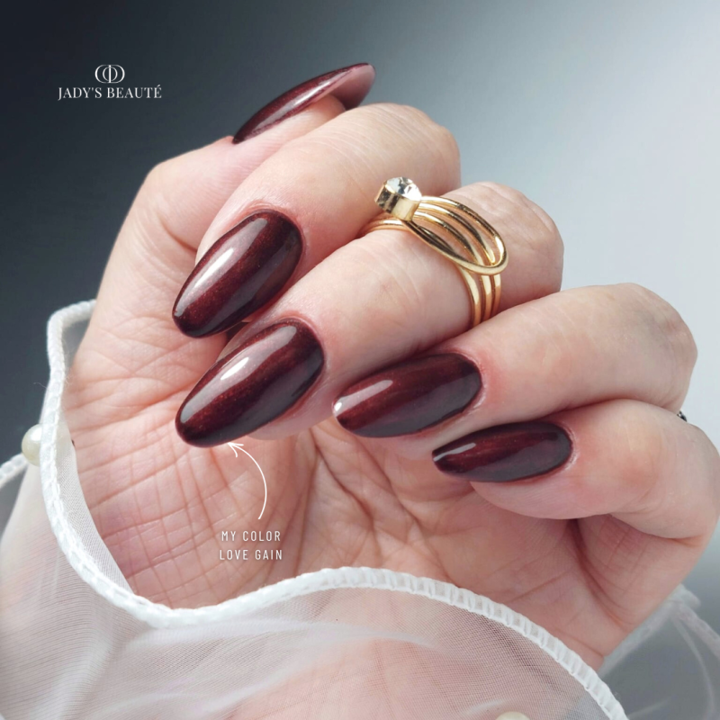Pose d'ongles en amandes avec le My Color Love Again, bordeaux foncé irisé