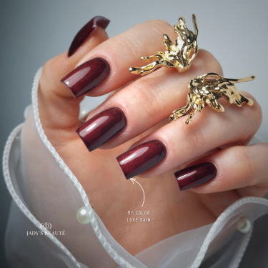 Pose d'ongles carrée avec le My Color Love Again, bordeaux foncé irisé