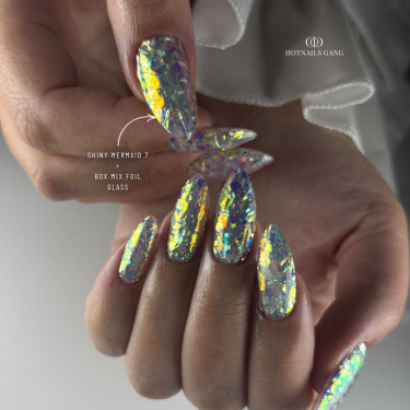 Pose en amande avec les paillettes Mix Shiny Mermaid 7