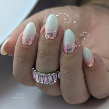 Pose en amande avec les paillettes Mix Shiny Mermaid 9