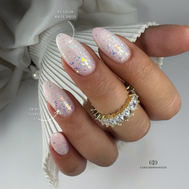 Pose en amande avec les paillettes Shiny Flakes 2