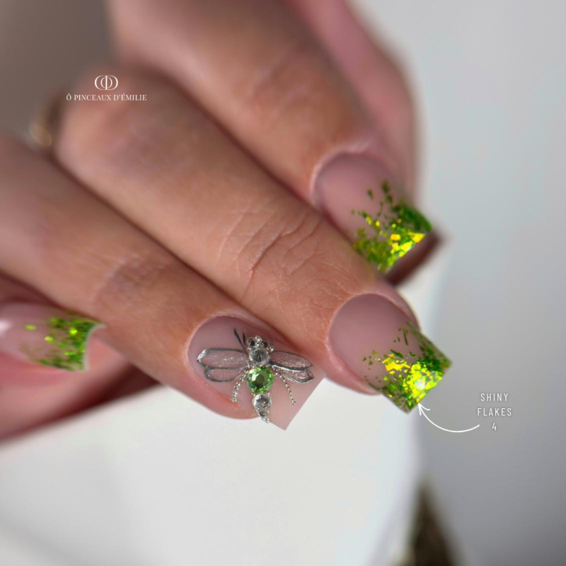 Pose carrée avec les paillettes Shiny Flakes 4