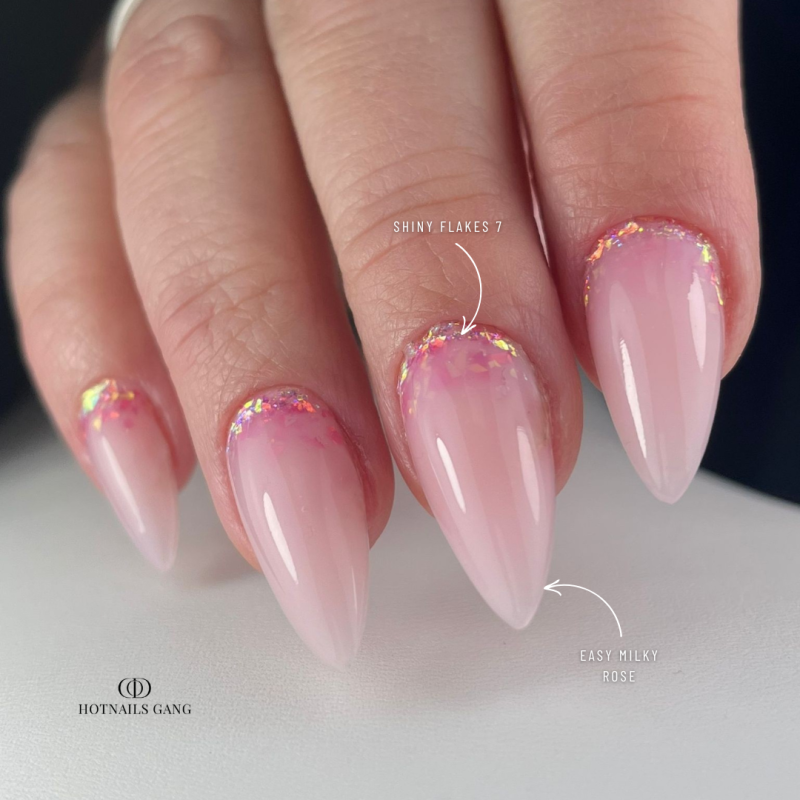 Pose en amande avec les paillettes Shiny Flakes 7