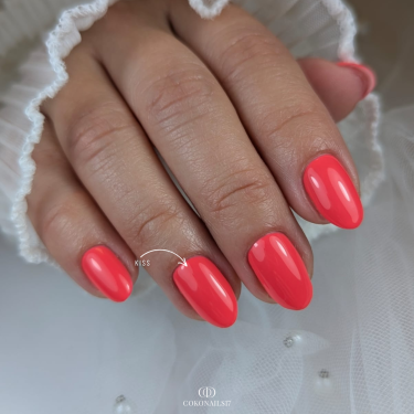 manucure élégante avec le vernis semi permanent kiss