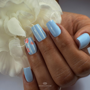 ongles en gel forme carré couleur pastel bleu