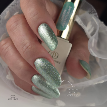 Pose en amande avec le VSP Cat Eye Green Aventurine vert réflective