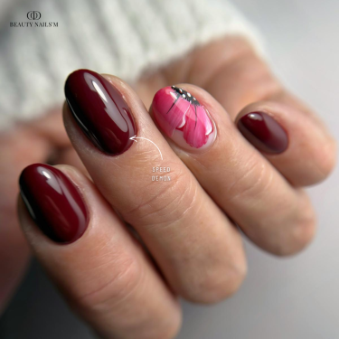pose arrondi bordeaux avec un nail art floral