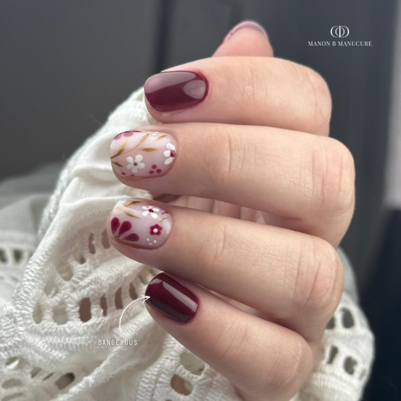 gainage sur ongles couleur bordeaux rouge cerise