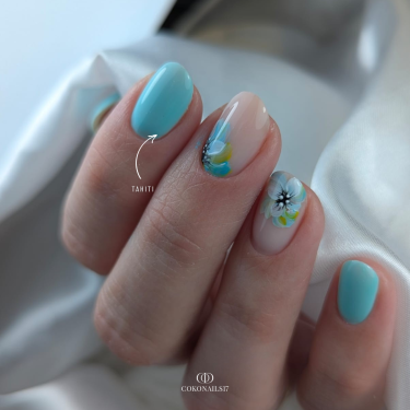 pose ongle turquoise pastel et nail art floral