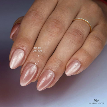 ongles nude cat eye soie
