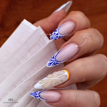 Pose en amandes avec le vernis semi permanent Like That bleu roi