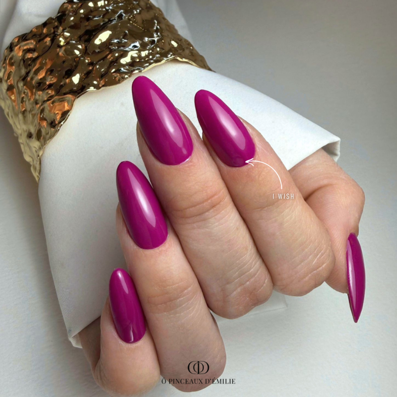 ongles amande violet fuchsia
