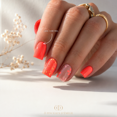 pose d'ongle orange corail