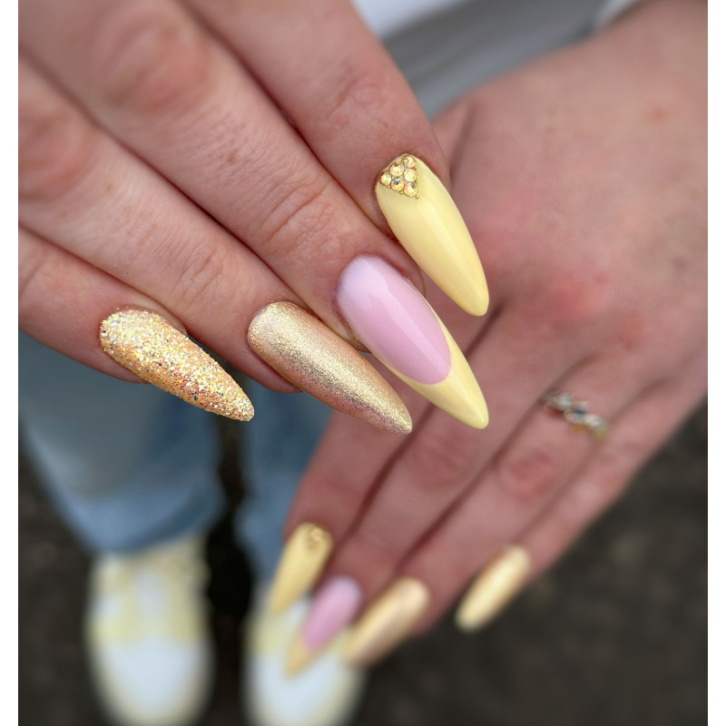 ongle en amande avec french orange pastel et effet sucre