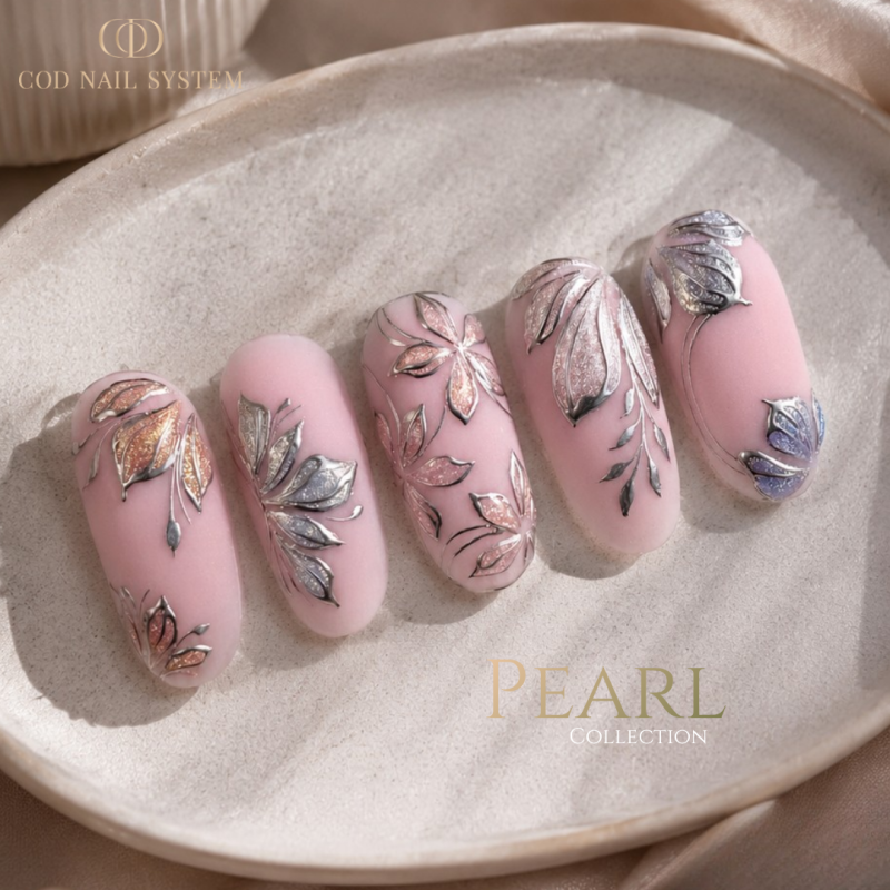 nail art floral perlé et chrome argenté