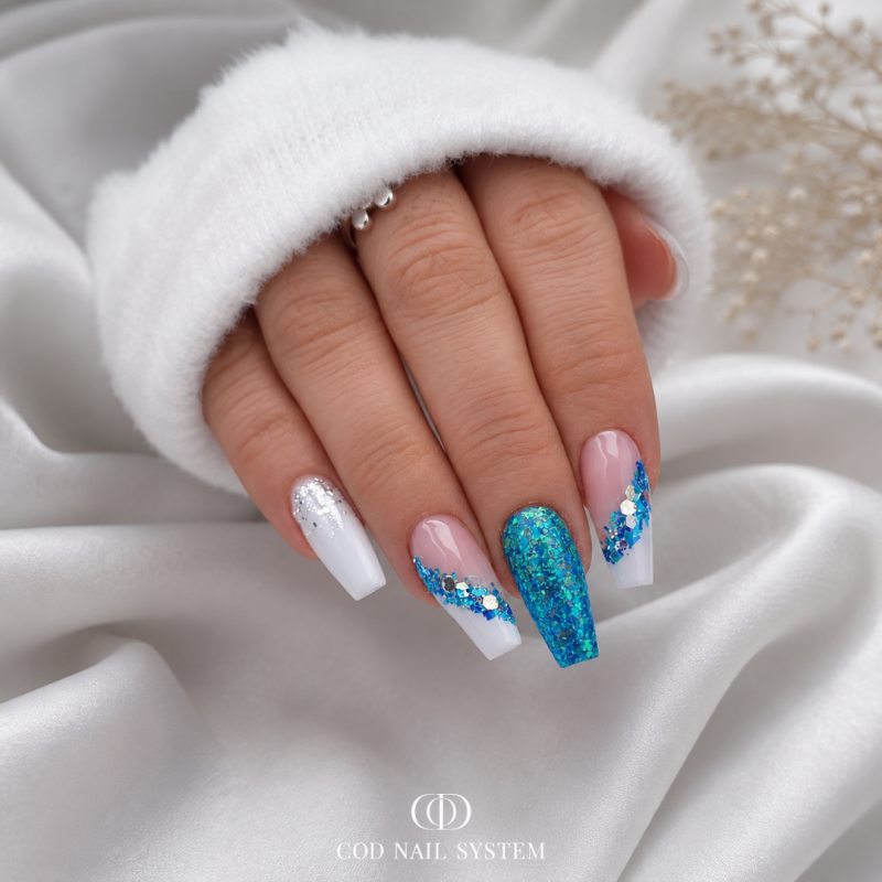 pose ongle coffin blanc et bleu turquoise
