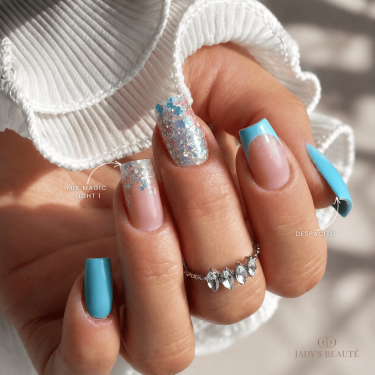 ongle square french bleu turquoise et incrustation de paillette