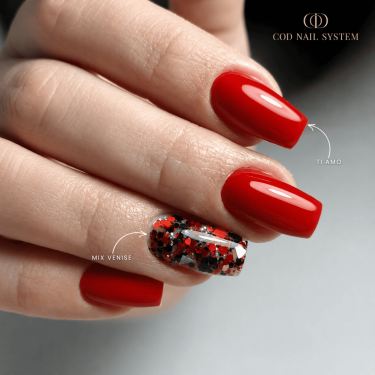 ongles rouge et incrustation de paillettes
