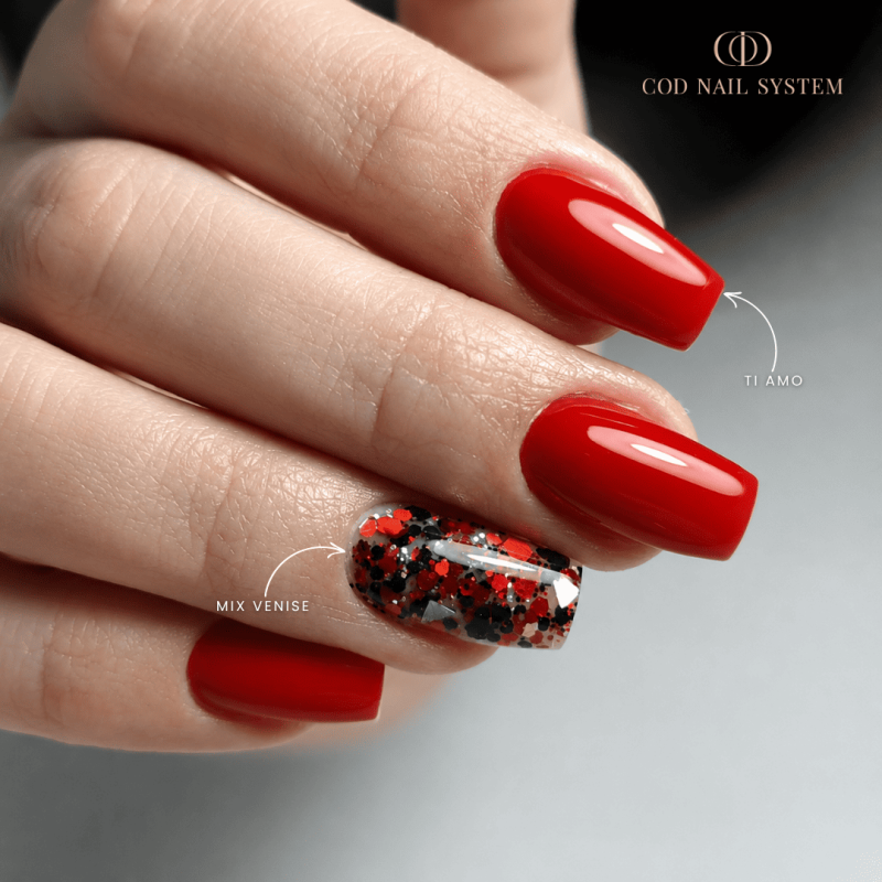 ongles rouge et incrustation de paillettes