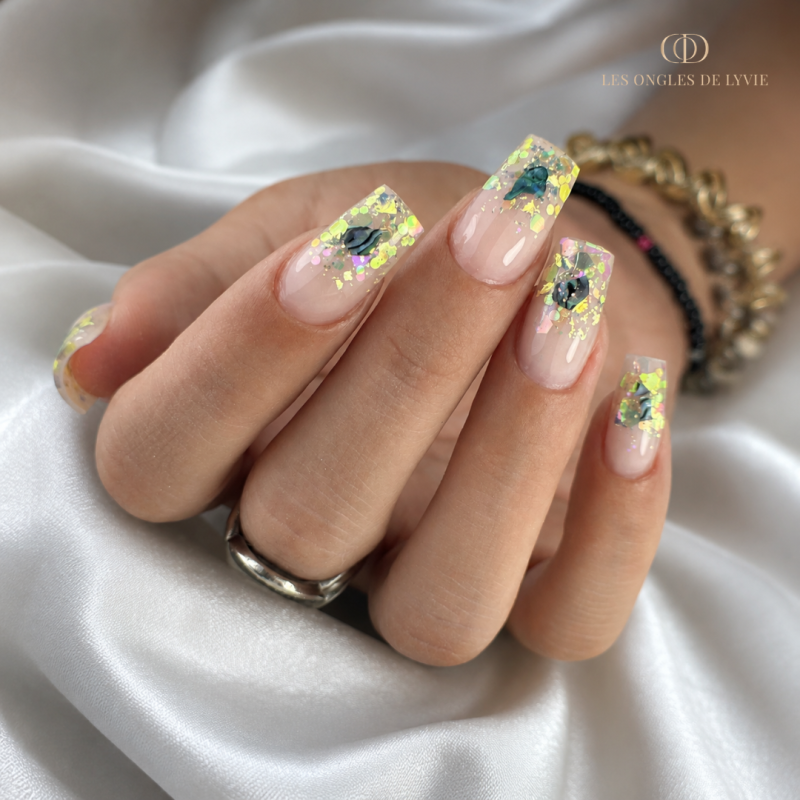 ongles incrustation de paillette et de nacre