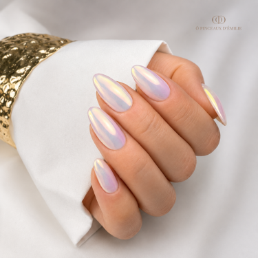ongle en amande avec pigment aurora
