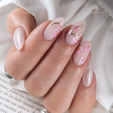 ongle avec cat eye nude