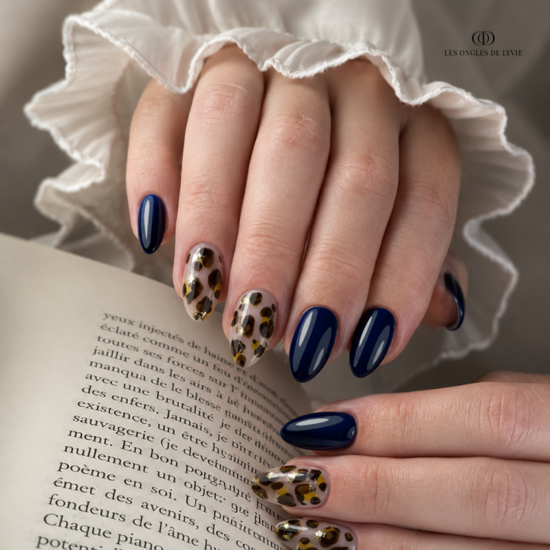 ongle en gel forme amande et couleur bleu nuit