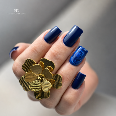 ongle en gel bleu nuit