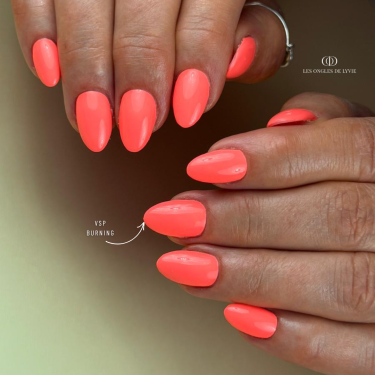 Pose en amandes avec le vernis semi permanent Burning néon orange pêche