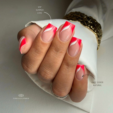 Pose d'ongles carrée avec le vernis semi permanent Summer Love rose orangé néon