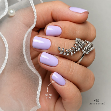 Renfort sur ongles naturels avec le vernis semi permanent All Of Me violet pastel