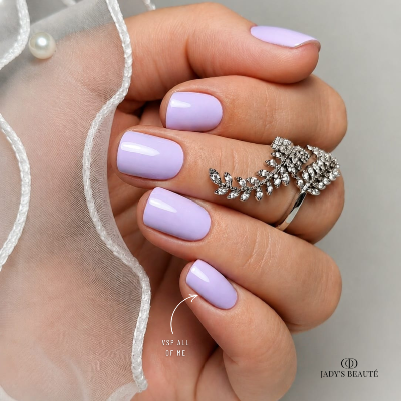 Renfort sur ongles naturels avec le vernis semi permanent All Of Me violet pastel